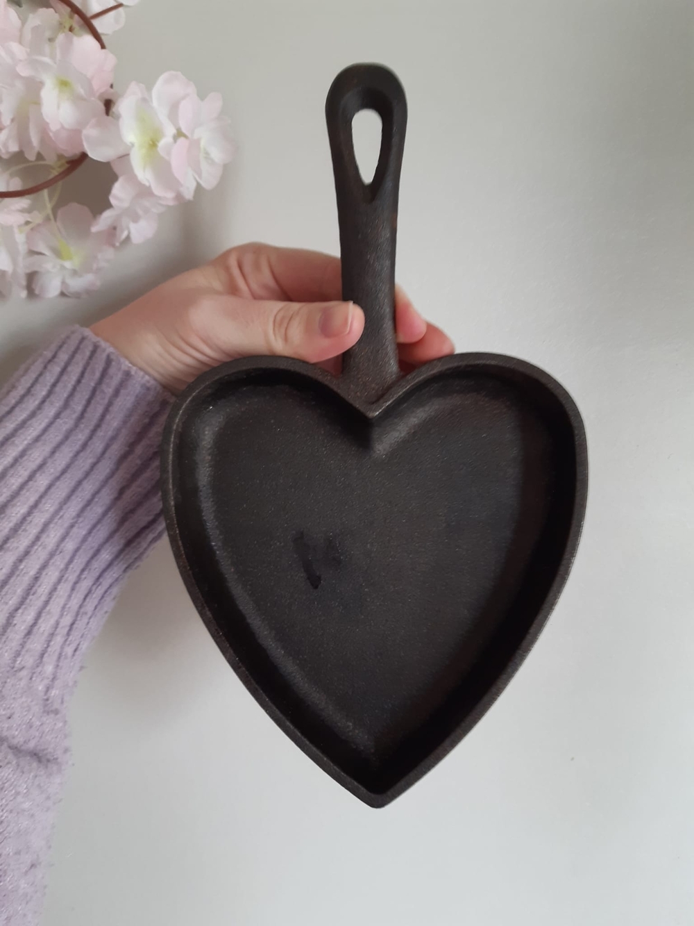 Heart-Shaped Cast Iron Skillet - Black